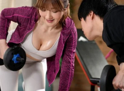 Nữ PT gợi cảm với chàng trai số hưởng chén nhau