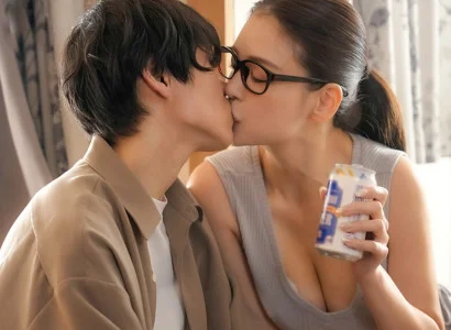 Anh chàng đau khổ vì bị cắm sừng được chị hàng xóm an ủi với tình cảm nồng ấm
