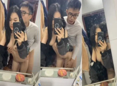 Cặp đôi sinh viên trẻ ân ái nhau trước gương