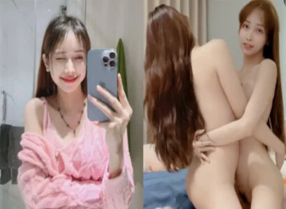 Chủ thể chính cùng cô bạn thân móc bím trong lúc phát trực tiếp