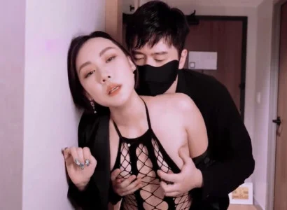 Người phụ nữ bán thân cho sếp để lấy tiền trả nợ cho chồng