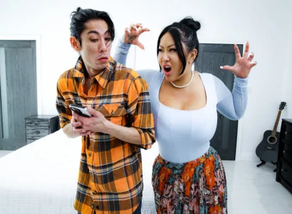 Con trai đưa mẹ kế xăm trổ hàng múp đạt cực khoái