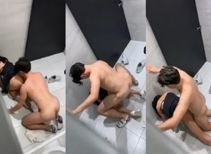 Cặp đang quan hệ có hành động quan hệ trong nhà vệ sinh của quán bar